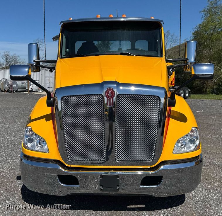 image for item EC3566 2022 Kenworth T680 semi truck