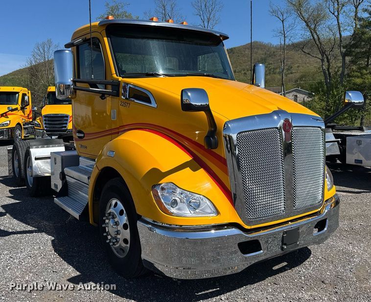 image for item EC3566 2022 Kenworth T680 semi truck