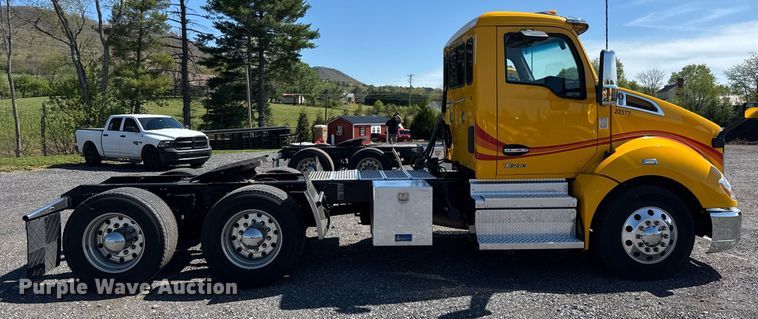 image for item EC3566 2022 Kenworth T680 semi truck