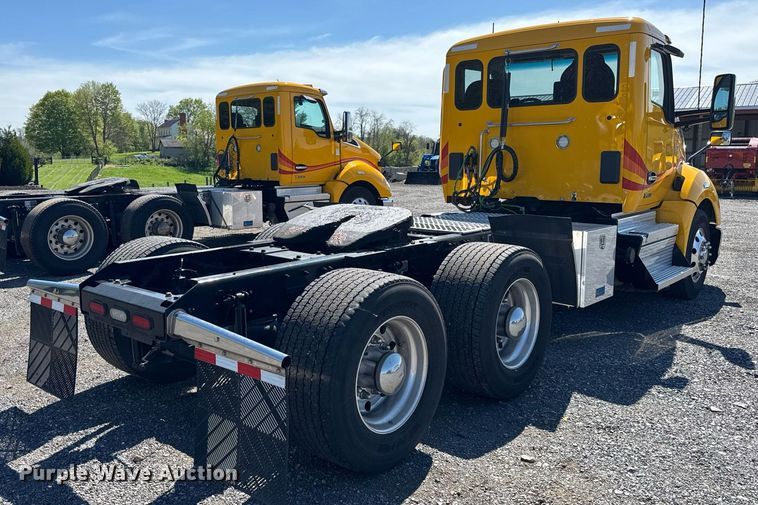 image for item EC3566 2022 Kenworth T680 semi truck