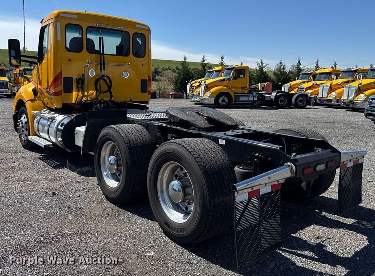 image for item EC3566 2022 Kenworth T680 semi truck