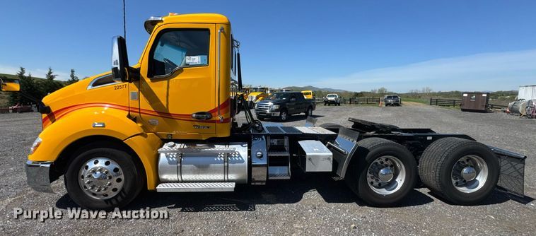 image for item EC3566 2022 Kenworth T680 semi truck