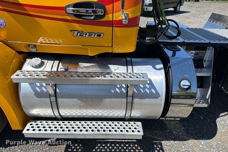 image for item EC3566 2022 Kenworth T680 semi truck