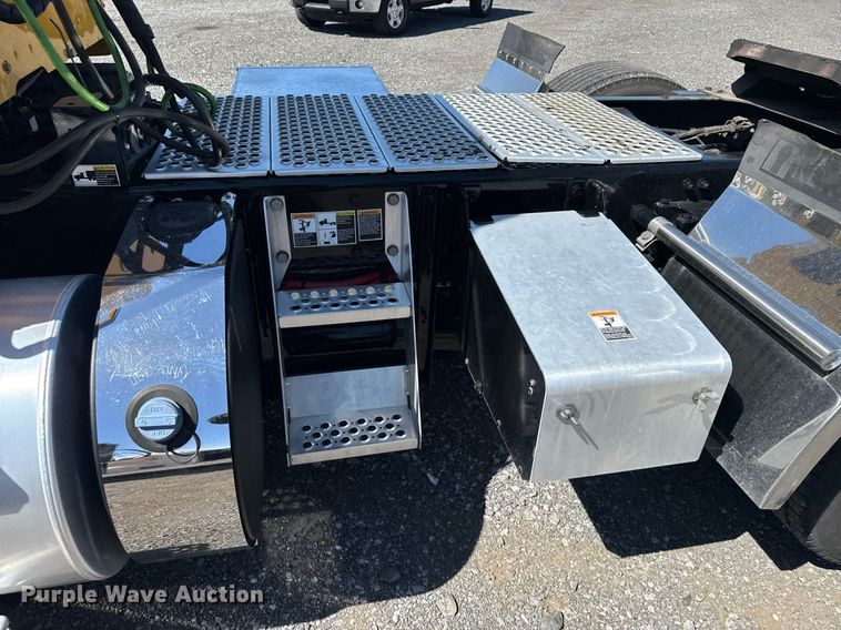 image for item EC3566 2022 Kenworth T680 semi truck