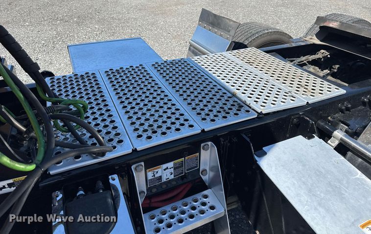 image for item EC3566 2022 Kenworth T680 semi truck