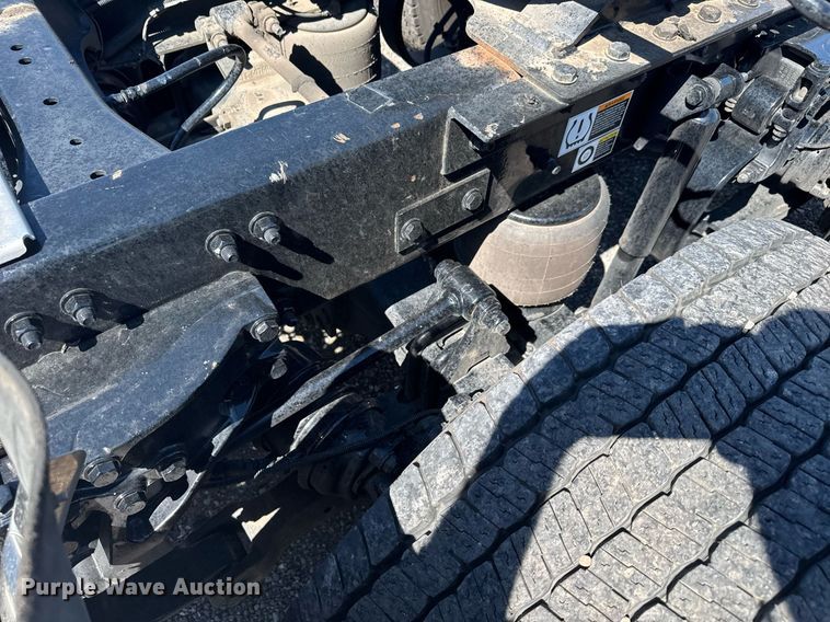 image for item EC3566 2022 Kenworth T680 semi truck