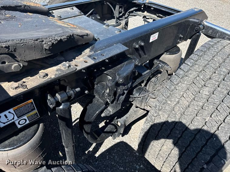 image for item EC3566 2022 Kenworth T680 semi truck