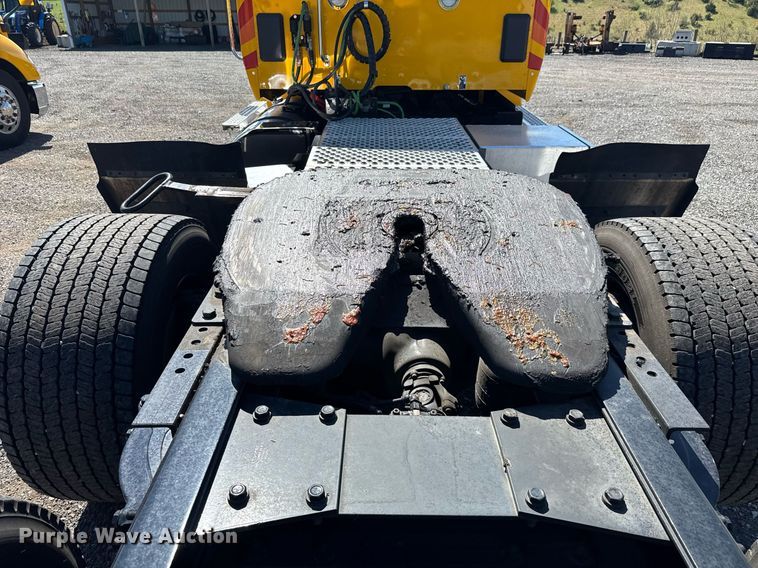 image for item EC3566 2022 Kenworth T680 semi truck