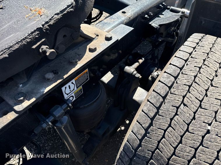 image for item EC3566 2022 Kenworth T680 semi truck