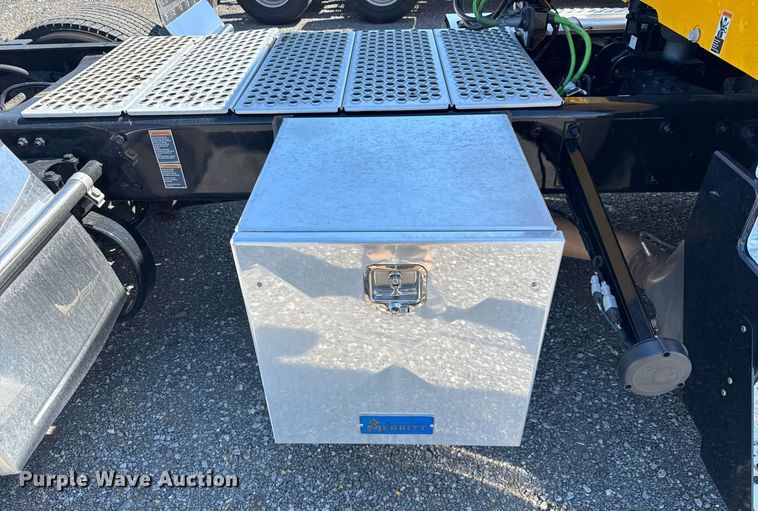 image for item EC3566 2022 Kenworth T680 semi truck