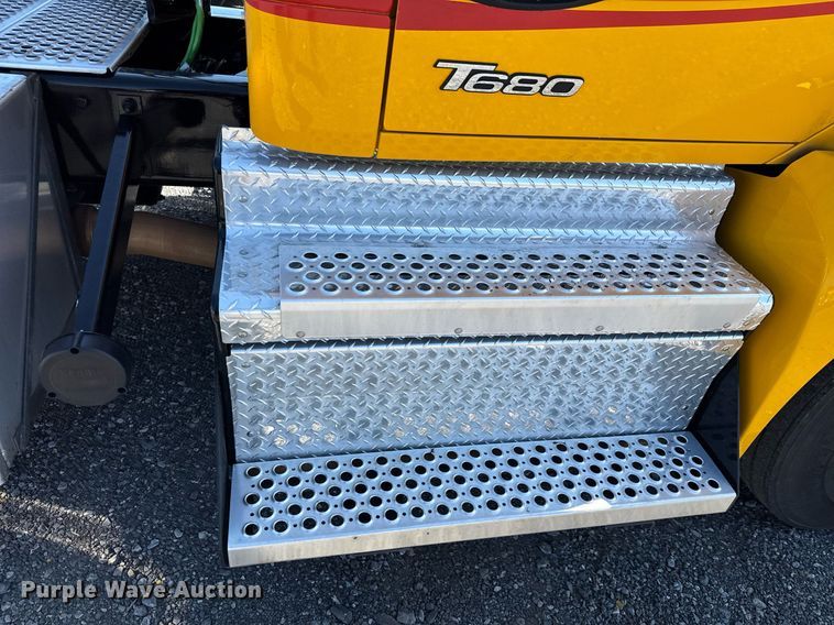 image for item EC3566 2022 Kenworth T680 semi truck