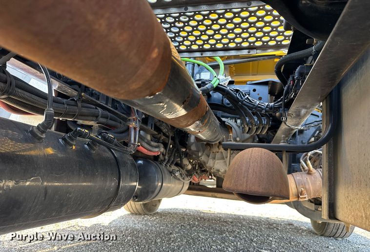 image for item EC3566 2022 Kenworth T680 semi truck