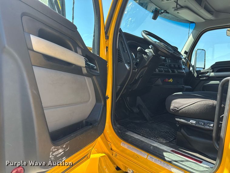 image for item EC3566 2022 Kenworth T680 semi truck