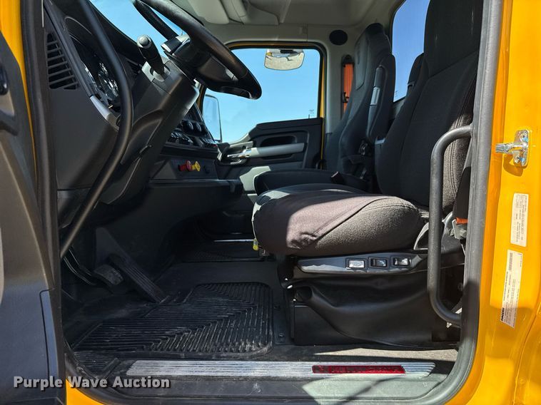 image for item EC3566 2022 Kenworth T680 semi truck