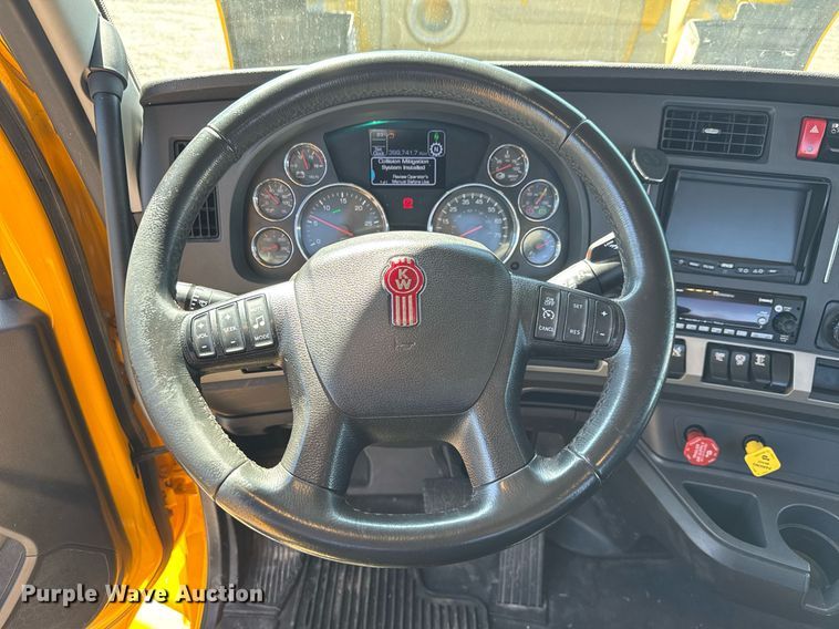 image for item EC3566 2022 Kenworth T680 semi truck