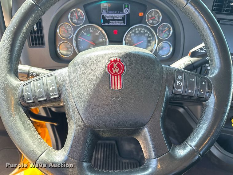 image for item EC3566 2022 Kenworth T680 semi truck