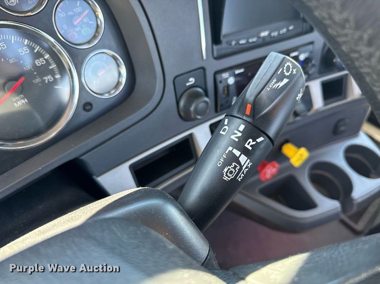 image for item EC3566 2022 Kenworth T680 semi truck