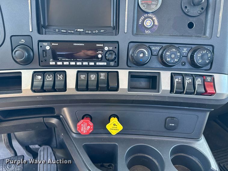 image for item EC3566 2022 Kenworth T680 semi truck