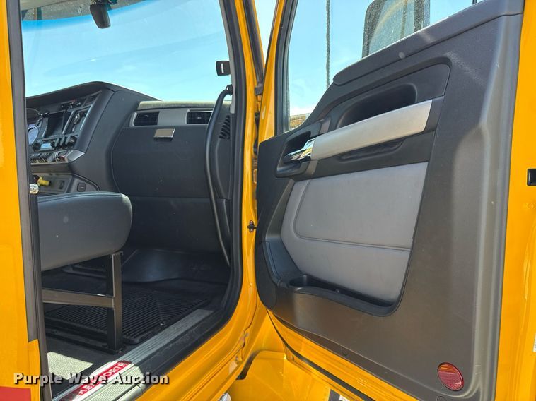 image for item EC3566 2022 Kenworth T680 semi truck