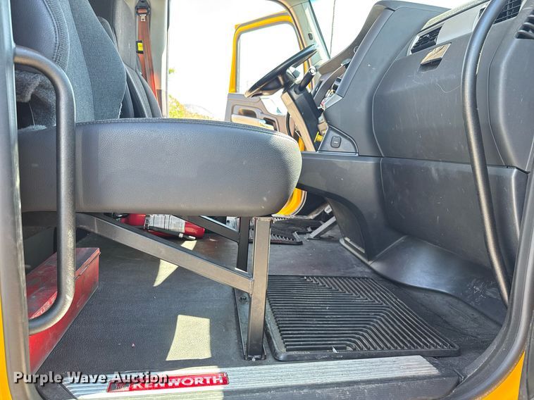 image for item EC3566 2022 Kenworth T680 semi truck