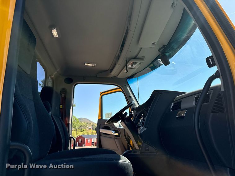 image for item EC3566 2022 Kenworth T680 semi truck