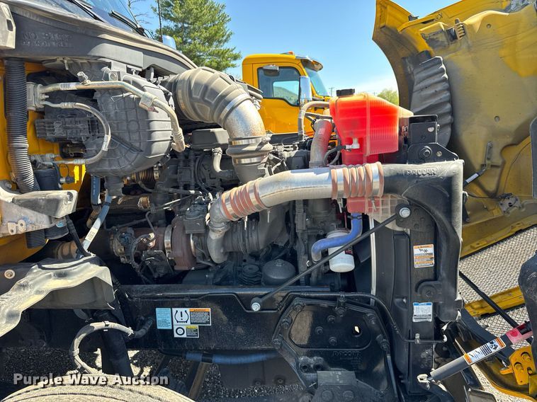 image for item EC3566 2022 Kenworth T680 semi truck