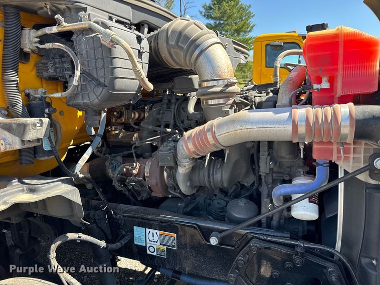 image for item EC3566 2022 Kenworth T680 semi truck