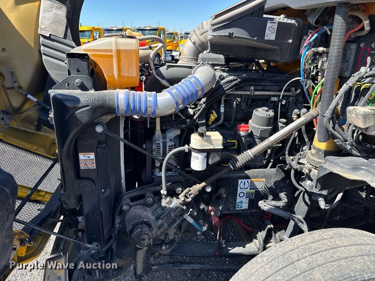 image for item EC3566 2022 Kenworth T680 semi truck