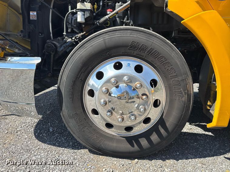 image for item EC3566 2022 Kenworth T680 semi truck