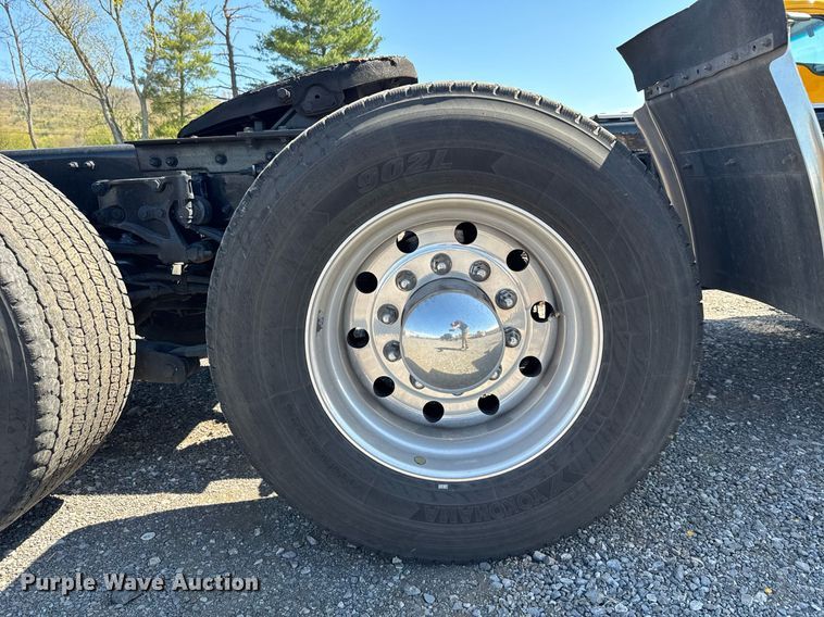 image for item EC3566 2022 Kenworth T680 semi truck