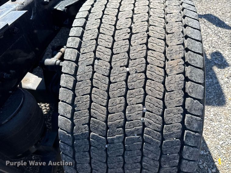 image for item EC3566 2022 Kenworth T680 semi truck