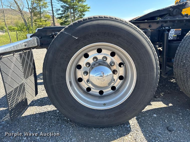 image for item EC3566 2022 Kenworth T680 semi truck