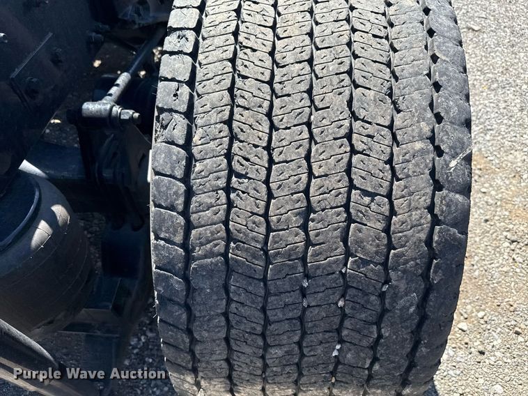 image for item EC3566 2022 Kenworth T680 semi truck