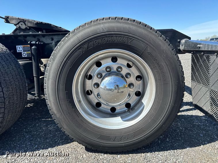 image for item EC3566 2022 Kenworth T680 semi truck