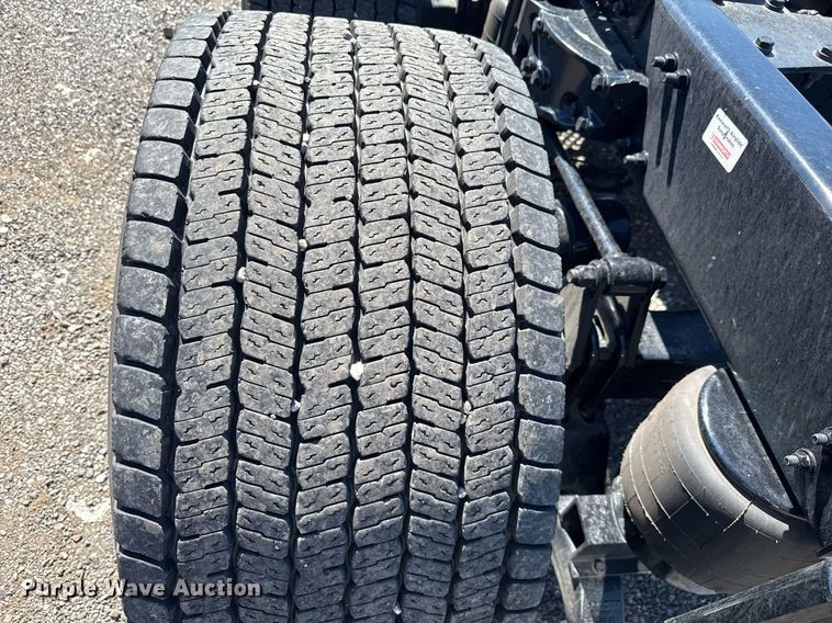 image for item EC3566 2022 Kenworth T680 semi truck