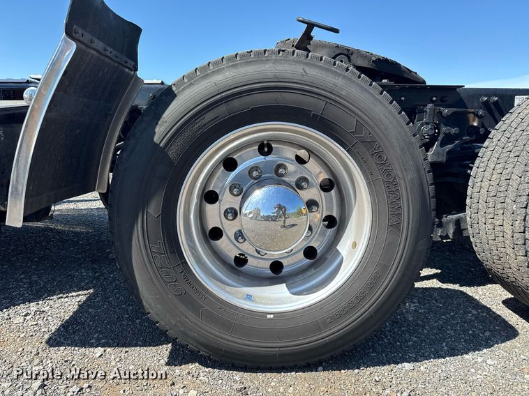 image for item EC3566 2022 Kenworth T680 semi truck