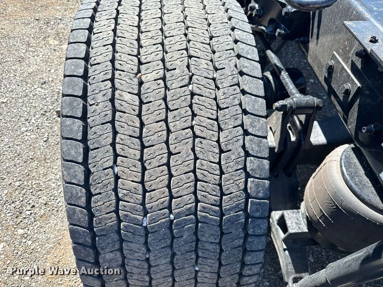 image for item EC3566 2022 Kenworth T680 semi truck