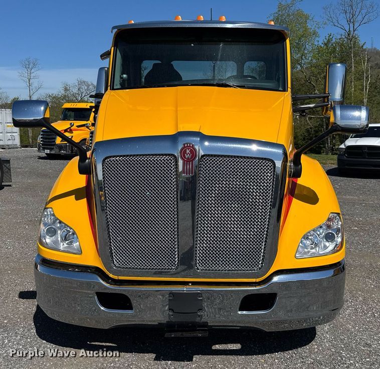 image for item EC3567 2022 Kenworth T680 semi truck