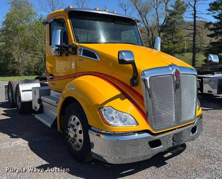 image for item EC3567 2022 Kenworth T680 semi truck