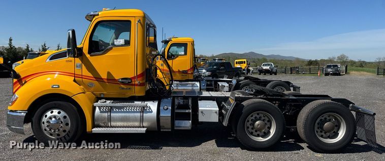 image for item EC3567 2022 Kenworth T680 semi truck