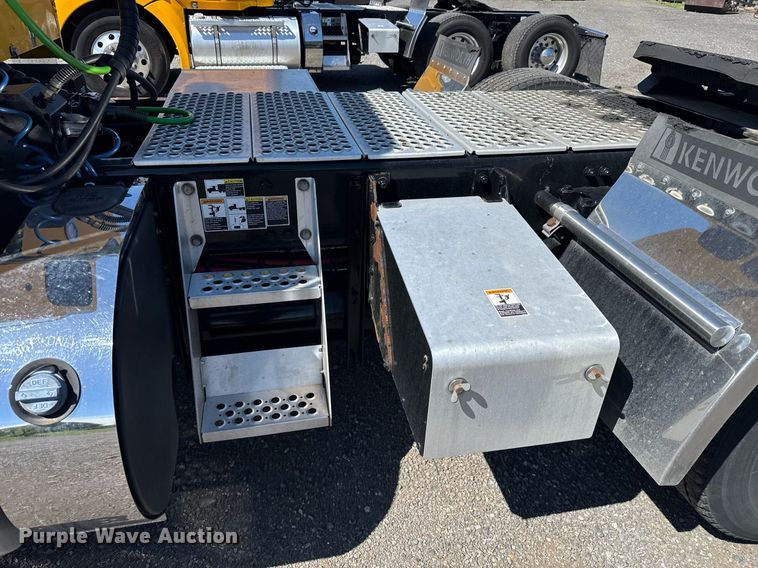 image for item EC3567 2022 Kenworth T680 semi truck