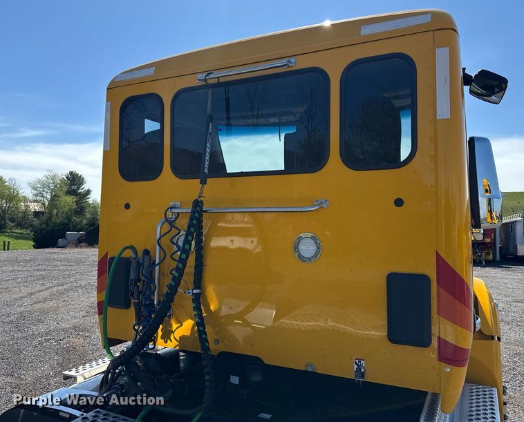 image for item EC3567 2022 Kenworth T680 semi truck