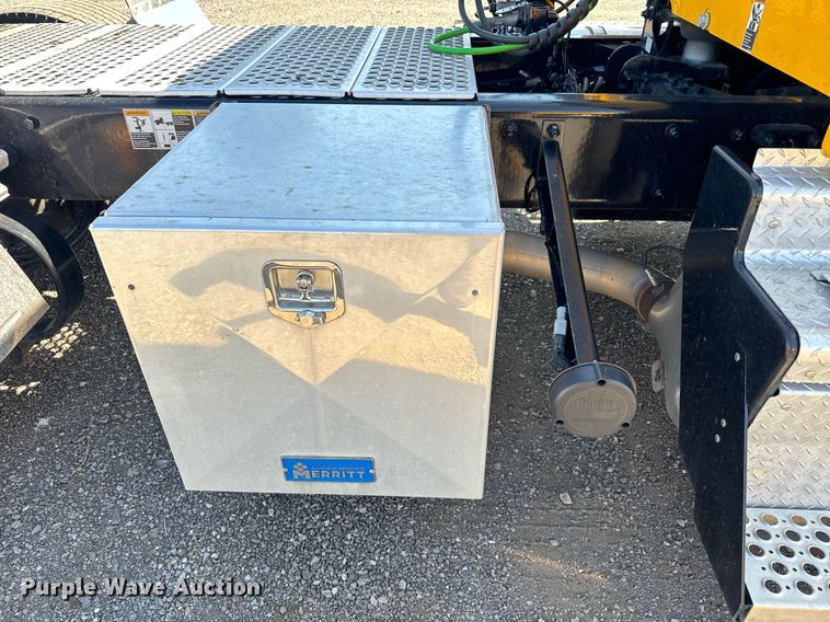 image for item EC3567 2022 Kenworth T680 semi truck