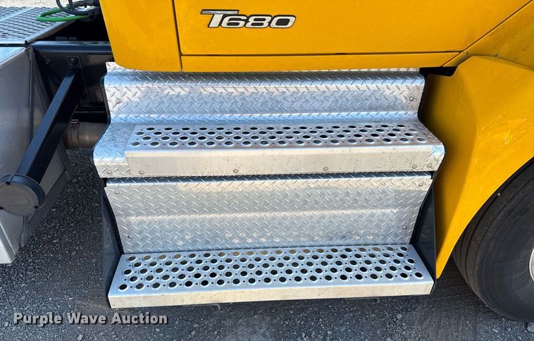 image for item EC3567 2022 Kenworth T680 semi truck