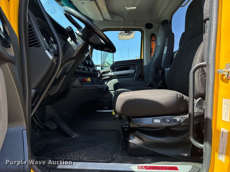 image for item EC3567 2022 Kenworth T680 semi truck