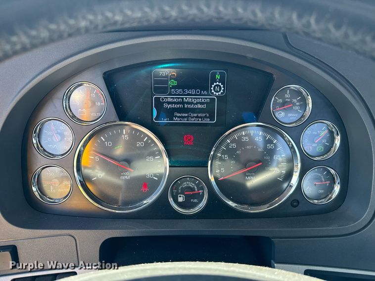 image for item EC3567 2022 Kenworth T680 semi truck