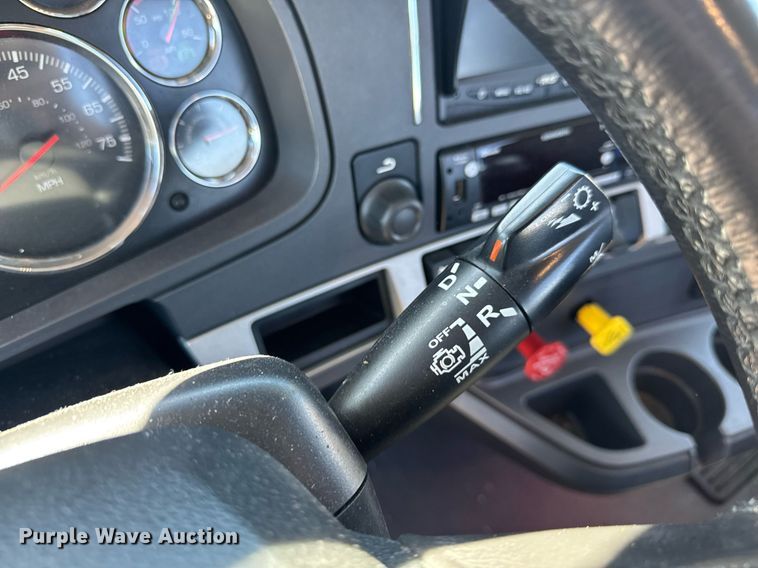 image for item EC3567 2022 Kenworth T680 semi truck