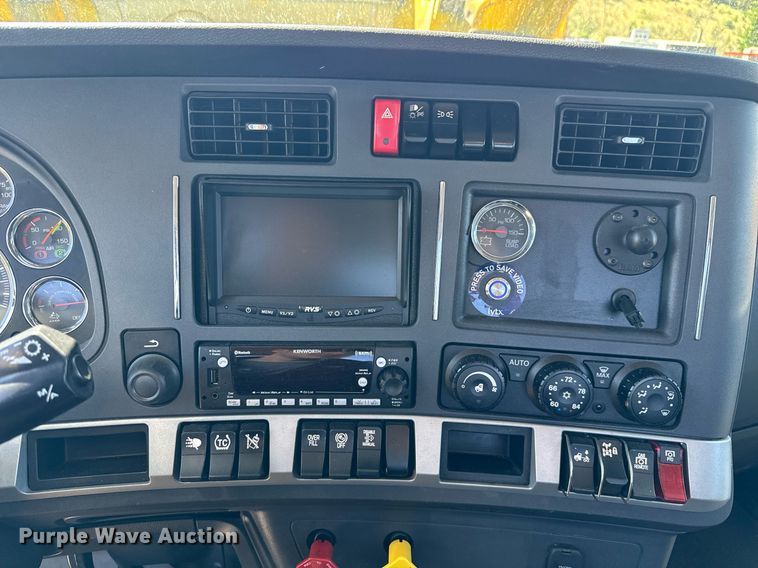 image for item EC3567 2022 Kenworth T680 semi truck