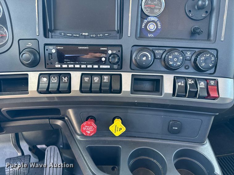 image for item EC3567 2022 Kenworth T680 semi truck