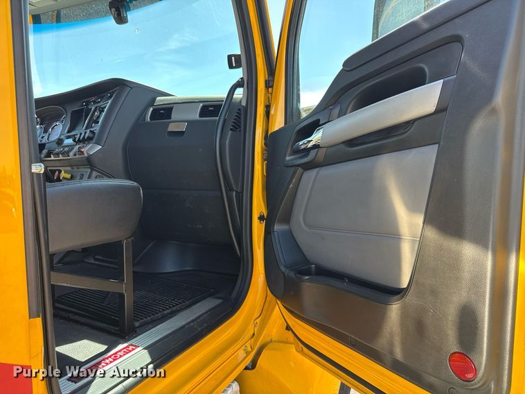 image for item EC3567 2022 Kenworth T680 semi truck